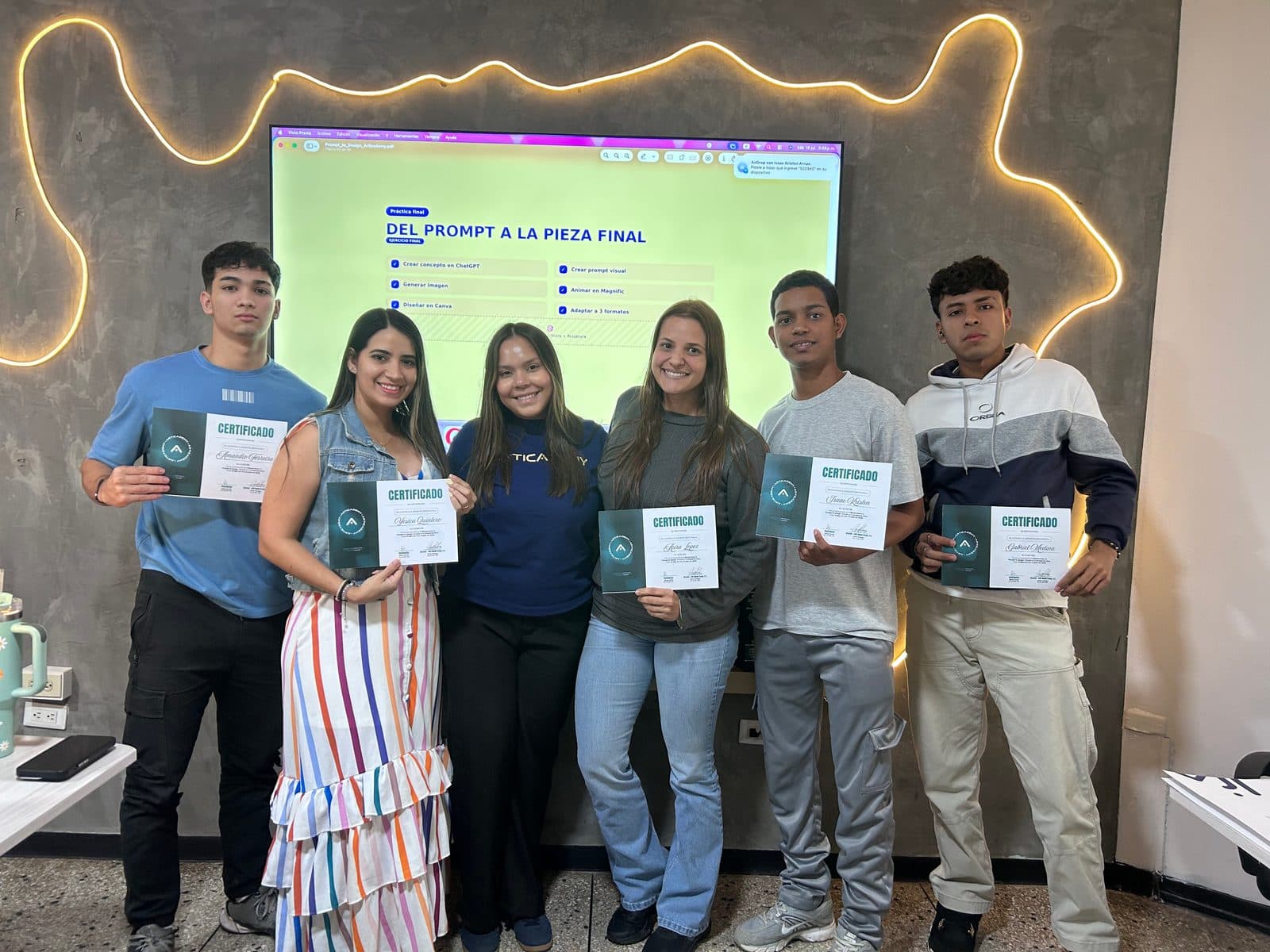 Alumnos con su certificado de culminación Articademy