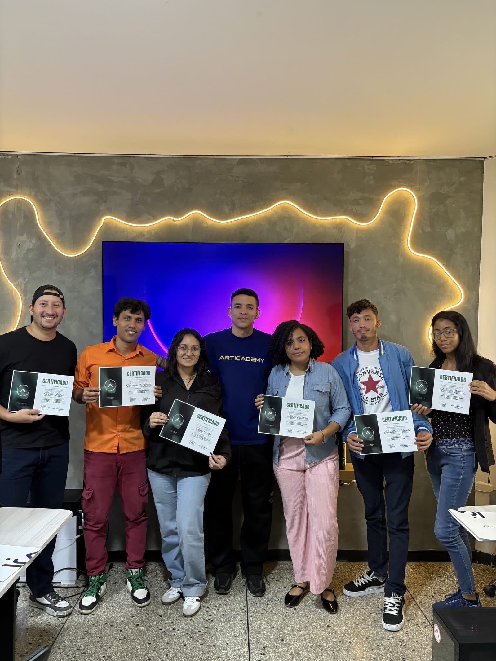 Alumnos con su certificado de culminación Articademy